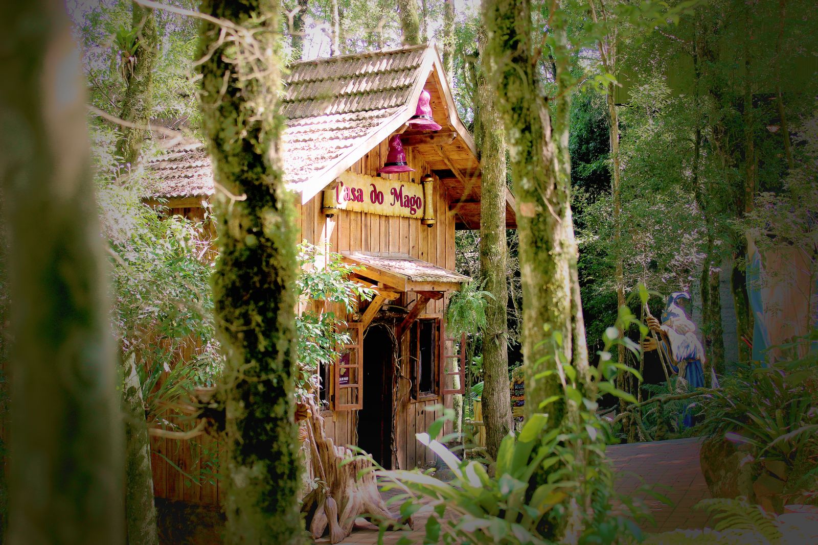 Foto da fachada da Casa do Mago dentro do Parque Terra Mágica Florybal