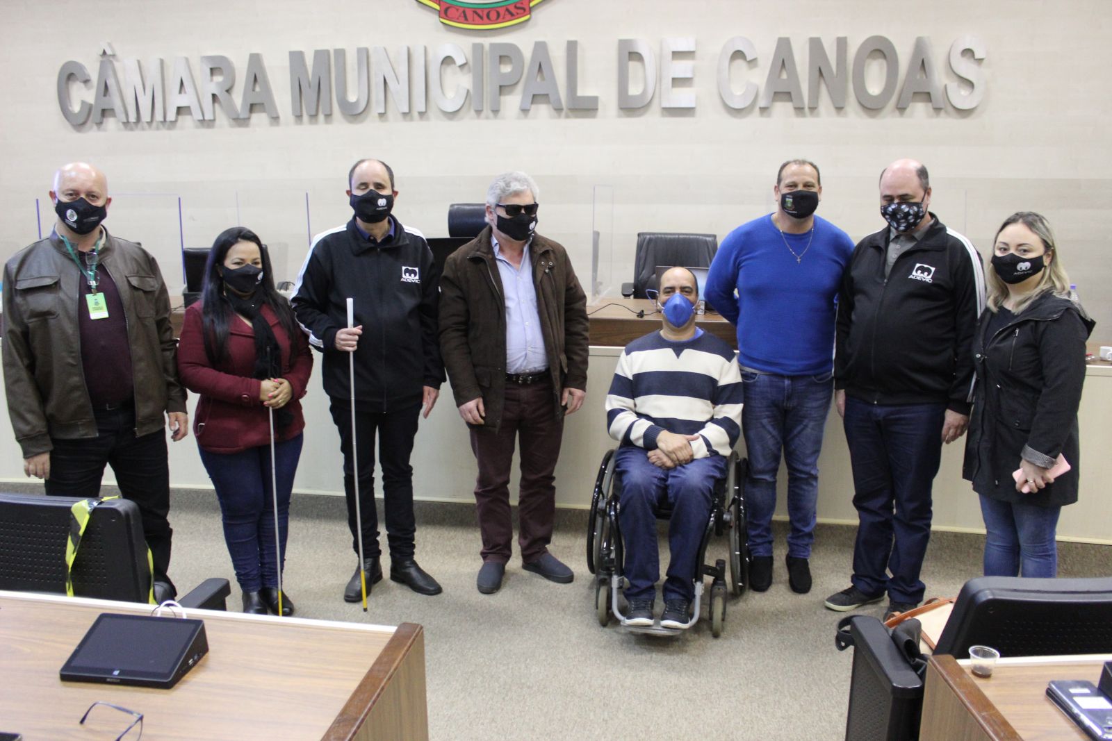 Foto com as seguintes pessoas da esquerda para a direita: Vitor Longaray, Kelly Oliveira, Eri Domingos da Silva, José Antonio Guimarães, Valoir Mendes, Márcio Freitas, Enio José da Silva e Luciane Naibert