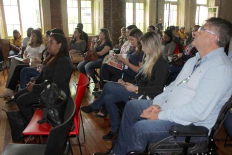 Sentados, público prestigia o evento