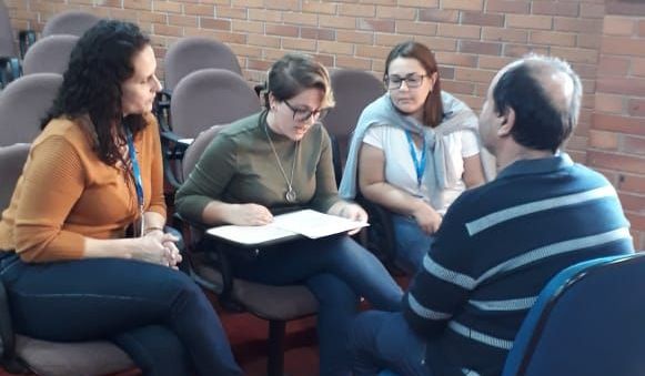 Turma e equipe da ADEVIC em atividade prática: o diretor Eri conversa com um grupo de alunos