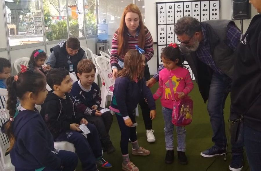 Professor Leo Monteiro conversa com os alunos